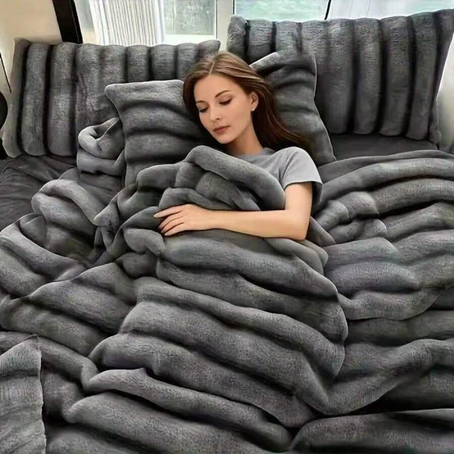 This Is A Thick, Double-Layered Faux Rabbit Fur Blanket, Perfect For Winter Warmth. Made With Double-Layered Fabric, It's Suitable For All Seasons. Available In King/Queen Size For Single Or Double Use. Soft, Comfortable, And Machine Washable. Ideal For Bedrooms, Sofas, Offices, Car Travel, And More. A Versatile Blanket, Thick Shawl, Pet Blanket, Birthday Gift, Halloween Gift, And Christmas Gift. - màu trắng sữa - Xem 1