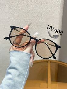 一副优雅波西米亚风时尚防紫外线太阳镜，适合音乐节、街头摄影、万圣节等各种场合，可搭配毛衣、牛仔裤、运动裤、连帽衫、夹克、连衣裙和长袖衬衫，打造时尚别致的造型，是夏季家庭出游、旅行、海滩度假和户外活动的理想之选。 - 透茶色 - 查看 6