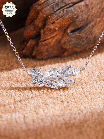 1件S925纯银树叶吊坠项链，镶嵌2*4、1.5、2.0、2.5毫米莫桑石，是任何场合的完美配饰，适合搭配各种风格的服装。也是送给自己、新娘、伴娘、女友、妻子、女儿、母亲的绝佳珠宝礼物。