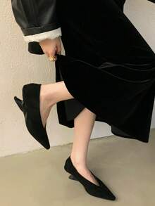 2025 New Retro High-End Pointed Toe Wedge Heel Shoes, Versatile, Comfortable, Suitable For Commuting And Evening Wear,Kitten Heels - Black - View 3