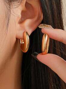 Gold Oval U-shaped Earrings