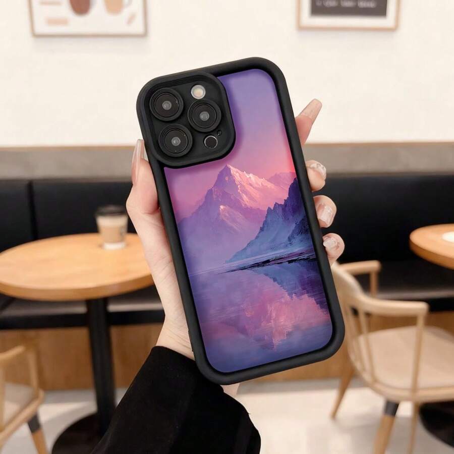 Cubierta de teléfono con borde negro diseño de montaña al atardecer en tonos rosados y púrpuras para uso diario en cafeterías y espacios urbanos Aplicable a los teléfonos de la serie Apple y Galaxy - Burdeos - Ver 1