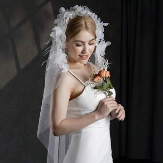 1件手工白色花朵和仿珍珠新娘头纱，拖尾设计，适用于户外婚礼拍摄场景