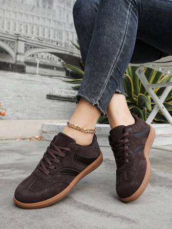 时尚复古咖啡色纯色德国训练运动鞋，多功能运动鞋，适合日常休闲穿着、户外徒步、跑步锻炼、网球、高尔夫等运动。鞋面采用PU材质，穿着舒适；橡胶鞋底耐磨防滑，四季皆宜。