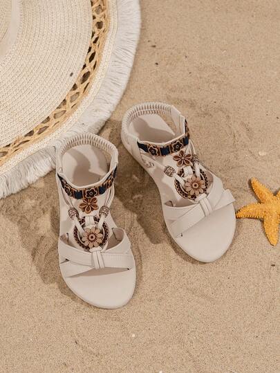 Un par de sandalias infantiles de moda con bloques de color, las nuevas sandalias de playa coloridas para niños del verano 2025, sandalias con estilo bohemio