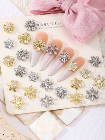 12件/包。欧美轻奢风格锆石雪花美甲装饰品。金银3D雪花混合装饰套装，Y2K金属美甲装饰品，简约百搭假指甲装饰，极简3D多功能美甲饰品，美甲沙龙装饰，美甲宝石，美甲用品，美甲装饰品。