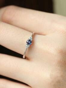 1枚优雅时尚的红宝石铜戒指，女士日常佩戴