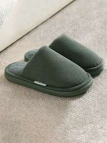 Pantufas masculinas de casal, com estampa patchwork em cores contrastantes, forro de pelúcia e solado grosso, perfeitas para uso interno, ideais para o outono/inverno. - Verde escuro - Ver 4