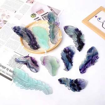 Naturliga ädelstenskristallsniderier regnbågsfluoritfjäderskulptur för gåva