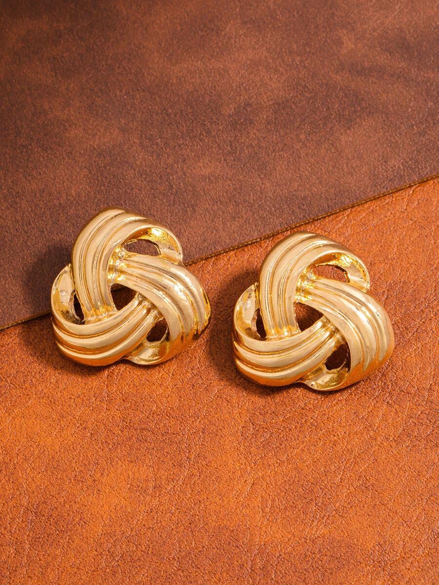 A French Retro Triangle Wrapped Geometric Design Earring With Fashionable And Unique Design, And High-End Feeling Earring