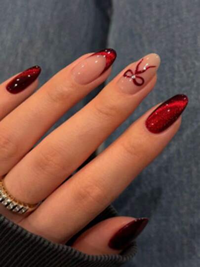 24片圣诞主题美甲贴片，短款杏仁形，红色法式蝴蝶结条纹搭配雪花图案，营造圣诞氛围，全覆盖亮面贴片，可重复使用亚克力材质，适合女士圣诞美甲装饰，雪花美甲设计