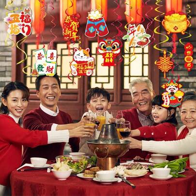 Decoraciones colgantes en espiral con mensajes de bendición del Año Nuevo Chino, el Festival de Primavera y la danza del león para crear un ambiente festivo