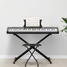 Teclado de piano de 61 teclas, teclado de piano portátil para principiantes, piano para el hogar con teclas de medio peso de tamaño completo, altavoces duales incorporados y pedales, adecuado para principiantes o profesionales - Piano negro + soporte + taburete - Ver 2