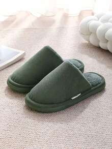Pantufas masculinas de casal, com estampa patchwork em cores contrastantes, forro de pelúcia e solado grosso, perfeitas para uso interno, ideais para o outono/inverno. - Verde escuro - Ver 2