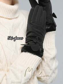 一双新款冬季户外滑雪运动手套，黑白毛绒手套，防雪防水，触屏指套，适合秋冬季户外骑行、休闲外出、约会、度假、聚会等场合，柔软保暖，多种颜色可选，用途广泛，是圣诞节、新年、送给女朋友、情侣、闺蜜的绝佳生日礼物。