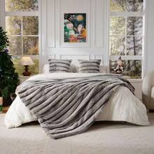 This Is A Thick, Double-Layered Faux Rabbit Fur Blanket, Perfect For Winter Warmth. Made With Double-Layered Fabric, It's Suitable For All Seasons. Available In King/Queen Size For Single Or Double Use. Soft, Comfortable, And Machine Washable. Ideal For Bedrooms, Sofas, Offices, Car Travel, And More. A Versatile Blanket, Thick Shawl, Pet Blanket, Birthday Gift, Halloween Gift, And Christmas Gift. - màu trắng sữa - Xem 14