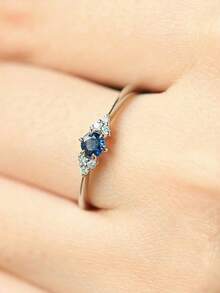 1枚优雅时尚的红宝石铜戒指，女士日常佩戴