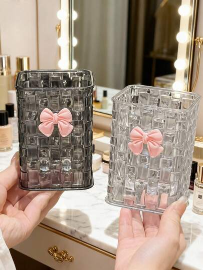 1个透明桌面收纳盒，配有粉色蝴蝶结装饰，经久耐用，可用作笔筒和文具收纳盒，非常适合存放化妆品、护肤品、返校用品，也适用于办公室、宿舍、梳妆台、书桌等场所。是送给学生、女孩、女性的完美生日、圣诞节、情人节礼物。