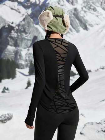 女士黑色修身长袖运动上衣，适合冬季穿着，后背网眼设计，可作为瑜伽、滑雪和健身的塑形打底衫，一件式设计。
