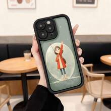 Cubierta de teléfono con borde negro y diseño de dibujos animados niña con abrigo rojo sobre luna llena fondo verde claro para uso diario en cafeterías y espacios casuales Aplicable a los teléfonos de la serie Apple y Galaxy - Negro - Ver 2