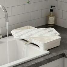 1个节省空间的带滴水盘的海绵架 - 坚固的塑料水槽收纳架，内置排水孔，无需钻孔，可拆卸可清洗的储物格，适用于厨房和浴室 - 可放置海绵、毛巾、刷子等