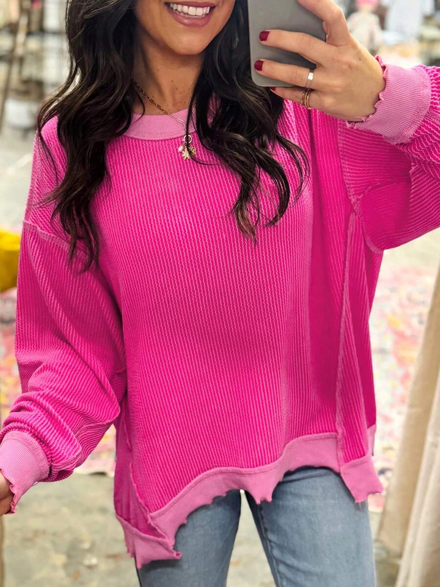 Top tricoté ample à épaules tombantes, ourlet irrégulier, côtes torsadées, couleur rose fraise