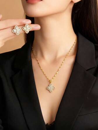 Un juego/Collar y aretes con trébol de la suerte, cadena de acero de titanio, colgante y aretes chapados en oro de 18k, joyería para mujeres, juego de joyería para mujeres, adecuado para banquetes, accesorios para mujeres, regalos, regalos del Día de San Valentín, uso diario, sin caja de regalo