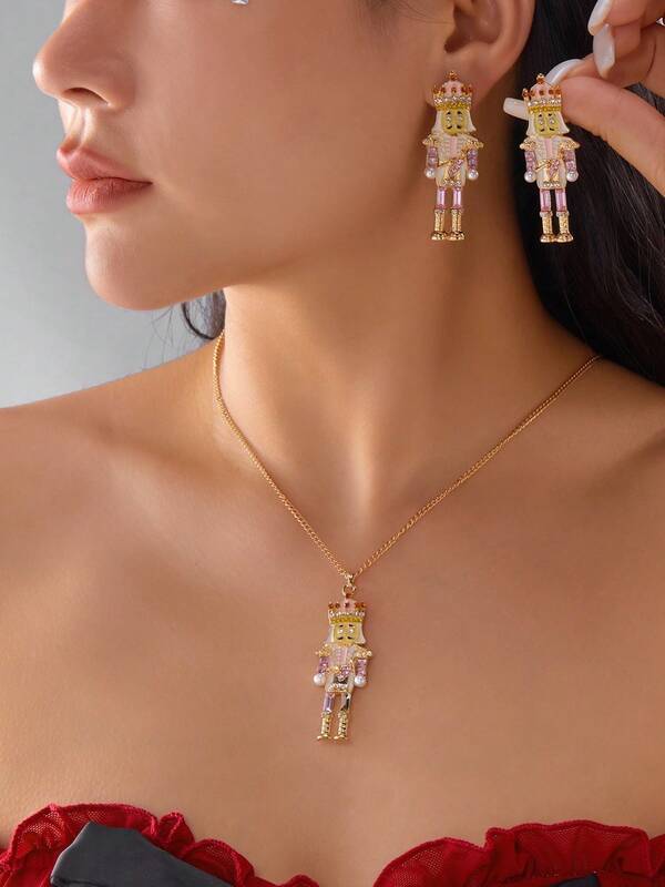 Nussknacker-Soldat-Ohrring- und Halskettenset, rosa Nussknacker-Schmuckset für Damen, rosa Soldatenset mit Strasssteinen, Weihnachtsserie: Rot-grünes Nussknacker-Halsketten- und Ohrringset, geeignet für jedes festliche Outfit, auch ein tolles Geschenk für Freunde.