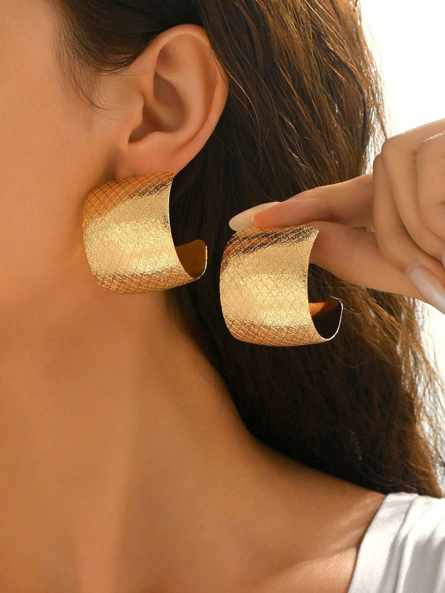 1 Pair Minimalist Textured Geometric Exaggerated C-Shape Stud Earrings, Suitable For Women's Daily Wear - Gold - View 1
