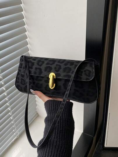 新款秋冬豹纹翻盖个性手提包，经典百搭的五金搭扣女士腋下包，适合购物、装钱包、休闲出行，尤其适合年轻女性、大学生、职场新人及白领人士。也非常适合办公室、大学、工作、商务、通勤、户外活动、旅行和郊游等场合。