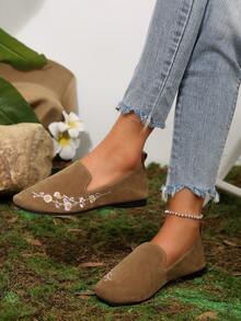 女士经典刺绣平底便鞋，四季皆宜