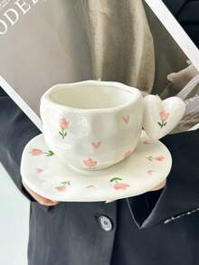 1 pieza Adorable juego de taza y platillo de cerámica pintada a mano - con asas en forma de corazón, diseños de fresa y florales, perfecto para café, té, decoración del hogar y como regalo