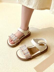 Sandalias para niñas, un par de sandalias planas elegantes y de moda para niñas, estilo trenzado con flecos, sandalias planas con hebilla y punta descubierta antideslizante, y un look dulce