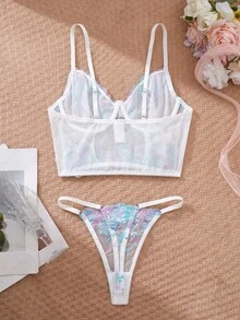 Bộ đồ gồm 2 món: Áo hai dây ren thêu thắt nơ bên hông và quần lót tam giác cùng màu dành cho nữ. Áo được làm từ chất liệu ren cùng màu với thiết kế tinh tế, tối giản, tạo nên vẻ ngoài thời trang. - Màu xanh Bạc hà - Xem 3