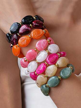 1条波西米亚风树脂云朵效果不对称几何串珠弹力手链，适合女性佩戴，也适合度假和日常佩戴。