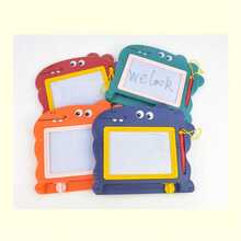 Conjunto de 2 quadros de escrita em preto e branco para crianças, com desenho de dinossauro, quebra-cabeça e letras minúsculas (cor aleatória).