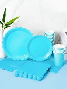 一套浅蓝色花瓣形一次性餐盘、餐巾纸和杯子，可供8位客人使用，适合生日、婚礼、派对、家庭野餐等场合。 - 彩色 - 查看 3