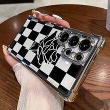 Una funda de teléfono con diseño de rosas a cuadros en blanco y negro, perfecta para Samsung Galaxy S25 ULTRA/S25/S24 Ultra/S24, S23/S23 FE/S23 Ultra/S22.Proporciona protección para el marco de lentes adecuada tanto para hombres como para mujeres, utilizando material de TPU electrochapado y un diseño transparente impreso. - Colores mixtos - Ver 3