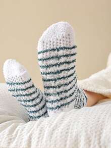 Random 1/3 Pairs Women's Striped Coral Fleece Socks With Anti-Slip Silicone Maple Leaf Pattern Floor Socks, Warm And Comfortable Soft Home Socks, Suitable For Indoor Wear In Winter - Multicolor - View 4
