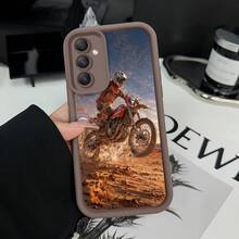 Una funda de silicona diseñada específicamente para Samsung Galaxy S23 Ultra, S24, S25, S22+, y S20 FE Pro Plus 5G, con un patrón de motocicleta saltando en el desierto, a prueba de golpes y fácil de llevar. - Colores mixtos - Ver 3