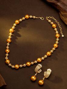 Conjunto de collar y aretes de perlas doradas, conjunto de joyas de lujo vintage con rhinestones y perlas, collar de perlas + aretes de perlas, conjunto de joyas de alta gama para eventos formales. Conjunto de joyas de perlas doradas y rhinestones con estilo vintage, accesorios de fiesta únicos para ocasiones formales: en galas occidentales de alta gama, cenas benéficas vintage, este conjunto de joyas de perlas doradas y rhinestones proporciona un aspecto lujoso y retro-chic, combinado con un vestido de noche de terciopelo o un vestido largo dorado.