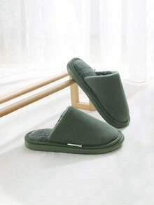 Pantufas masculinas de casal, com estampa patchwork em cores contrastantes, forro de pelúcia e solado grosso, perfeitas para uso interno, ideais para o outono/inverno. - Verde escuro - Ver 3