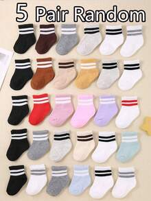 10 pares de calcetines casuales para bebé en combinaciones de blanco y negro. Son calcetines suaves y cómodos para bebés niños y niñas que se pueden usar en las cuatro estaciones.Calcetines para bebé, calcetines para recién nacidos, calcetines para niños pequeños