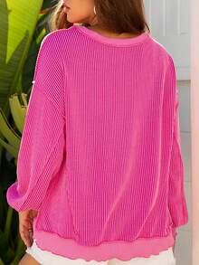 Top tricoté ample à épaules tombantes, ourlet irrégulier, côtes torsadées, couleur rose fraise