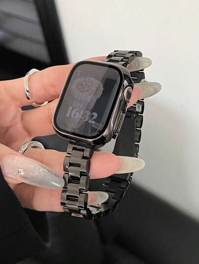 这款黑色镂空金属表带搭配金色保护壳（含屏幕保护膜），兼容苹果手表表带和保护壳，防尘、防震、防刮擦，适用于苹果 Ultra 3/2/1 SE/S10/S9/S8/S7/S6/S5/S4/S3/S2/S1 等型号。金色表带，是送给男友的绝佳礼物，时尚优雅，也适合年轻女性。表带尺寸：38mm/40mm/41mm/42mm/44mm/45mm/46mm/49mm。全新产品，全球畅销男女通用表带。