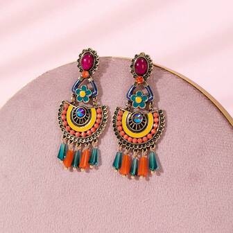 1 par de pendientes colgantes hechos a mano con diseño geométrico de esmalte de colores, detalles de cuentas y borlas en estilo bohemio y vintage, adecuados para festivales de música, fiestas en la playa y uso diario para crear estilos únicos. Cada par puede tener ligeras variaciones en la forma, el color y la colocación del patrón.