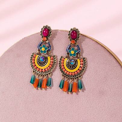 زوج من أقراط معلقة يدوية مزخرفة بنقوش هندسية ملونة وخرز، بتصميم بوهيمي عتيق، مناسبة لحفلات الموسيقى والشواطئ والاستخدام اليومي لإنشاء أساليب فريدة. مصنوعة يدويًا، قد تختلف قليلاً في الشكل واللون وموضع النمط.