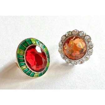 1枚红色玻璃戒指，适合女性在节日和派对上佩戴