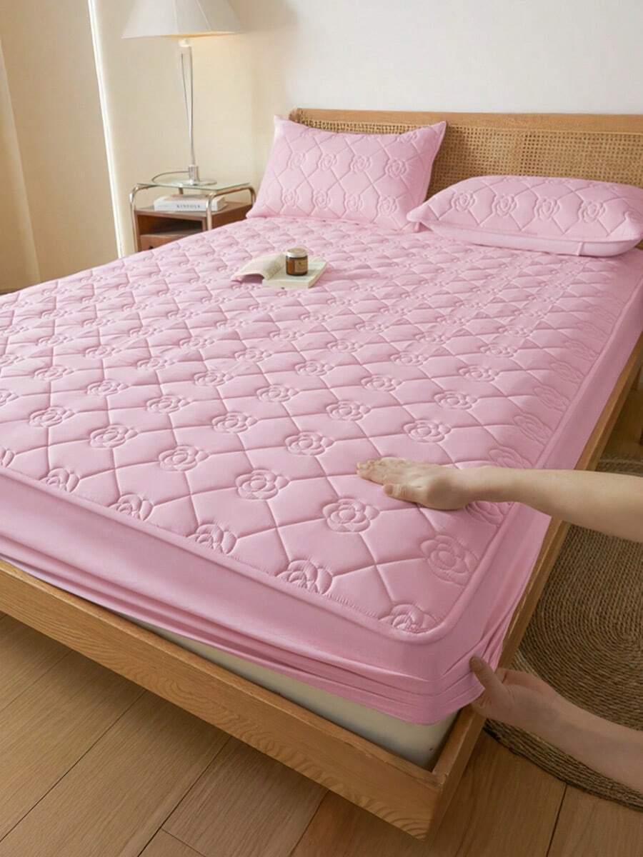 1pc Waterproof Fitted Sheet, Bedding, Fitted Sheet, Skin-Friendly Mattress Cover, Soft And Comfortable Bedding For Bedroom, Mother's Day Decor, Room Decor, Rose Pattern Fitted Sheet, 11.8 Inch Deep Pocket Cooling Breathable Quilted Square Lattice Fitted Sheet For All Seasons, For Single, Twin, Full, Queen And King Size, Solid Color Mattress Protective Cover, Dustproof, Comfortable And Machine Washable, Mother's Day Gift, For All Season - 粉色 - 查看 1