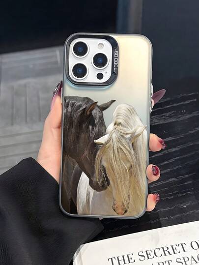 艺术双马肖像手机壳 - 采用精致的黑白骏马图案，逼真的鬃毛纹理，近距离互动细节清晰可见，是马术爱好者和追求艺术美感人士的理想之选，兼具时尚保护功能。兼容 16、16 Plus、16 Pro Max、16e、16 Pro、15、Galaxy A05、A05S、A06、A14、A15、A16、A32 4G、A33 5G、A34、A35、A52、Redmi、OPPO、VIVO 等机型。